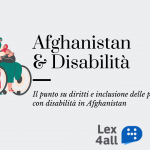 L'immagine contiene titolo e sottotitolo dell'articolo: "Afganistan e disabilità: il punto su diritti e inclusione delle persone con disabilità in Afghanistan", accompagnati dall'immagine di due donne musulmane che si abbracciano, una delle quali è su una sedia a rotelle