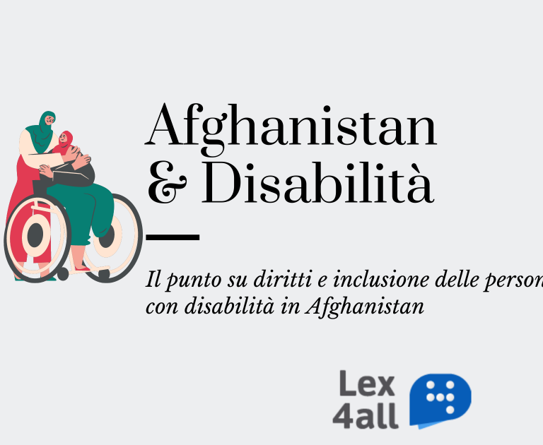 L'immagine contiene titolo e sottotitolo dell'articolo: "Afganistan e disabilità: il punto su diritti e inclusione delle persone con disabilità in Afghanistan", accompagnati dall'immagine di due donne musulmane che si abbracciano, una delle quali è su una sedia a rotelle